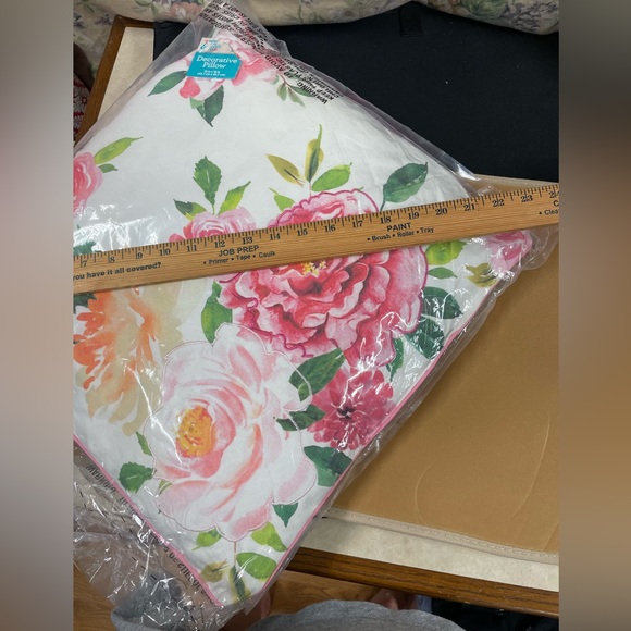 Indoor outdoor floral 18”x18”pillow - Picture 4 of 7